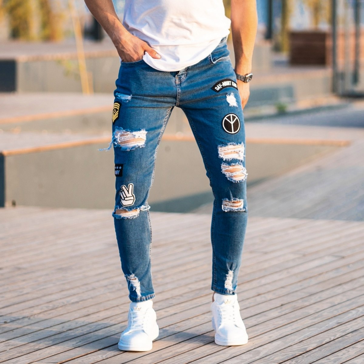 Herren Jeans mit Rissen und Strickdetails in blau - 1