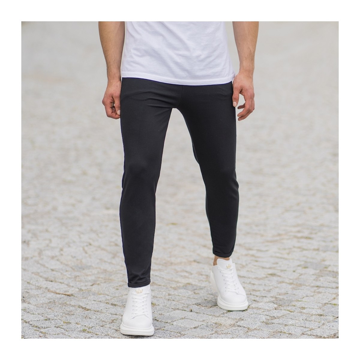 Herren Basic Skinny-Fit Jogginghose in schwarz - 1
