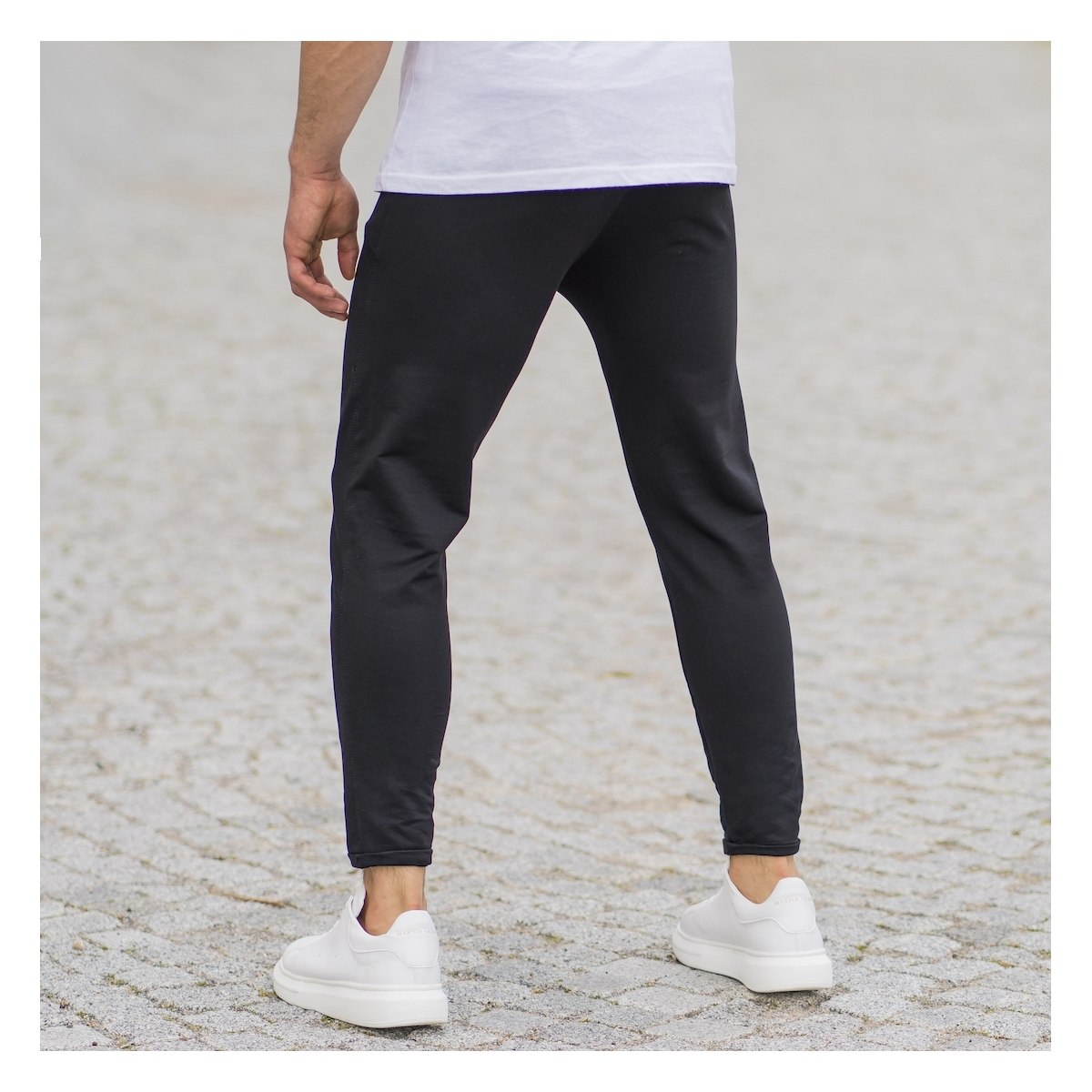 Herren Basic Skinny-Fit Jogginghose in schwarz | Martin Valen