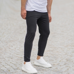 Herren Basic Skinny-Fit Jogginghose in schwarz - 4