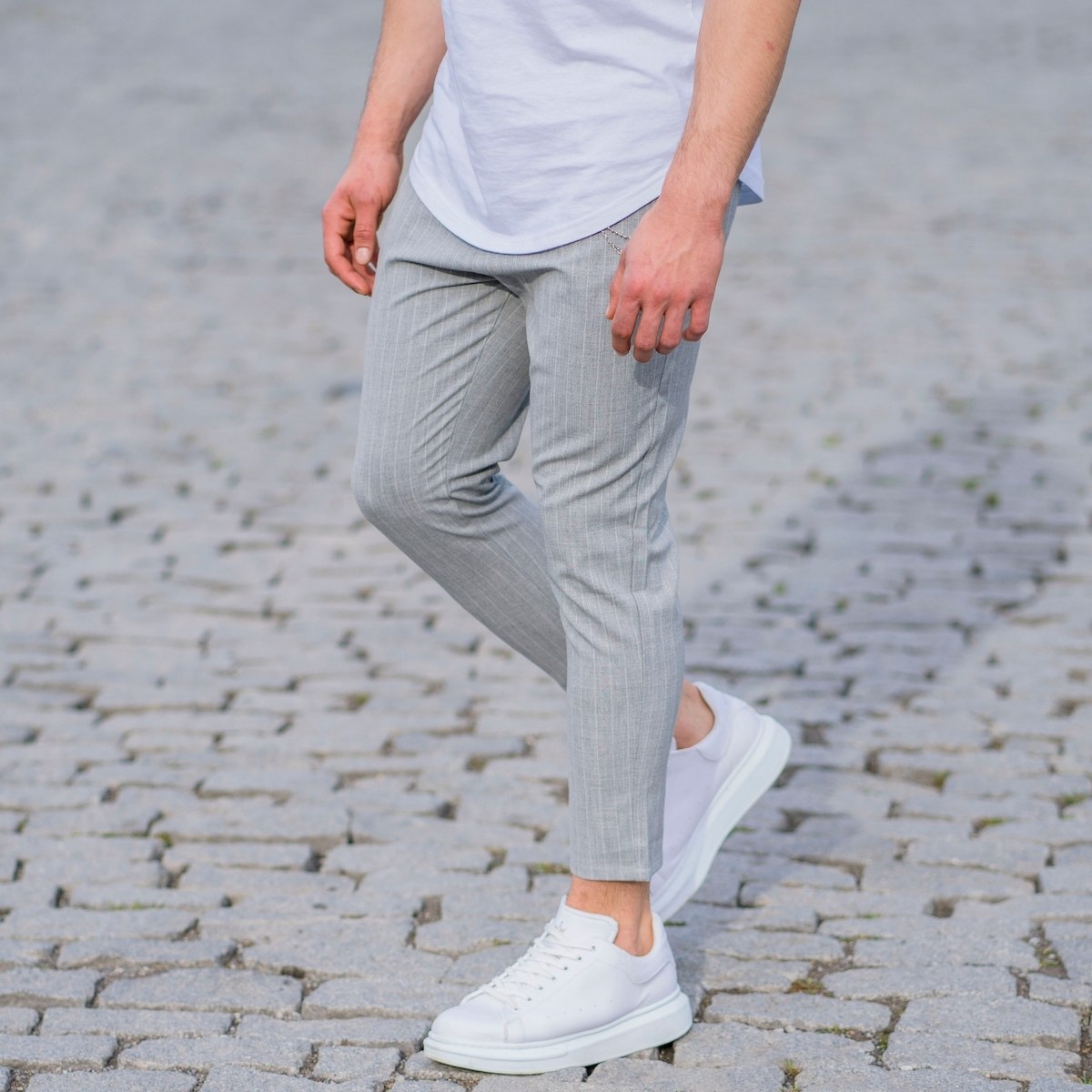 Herren Hose mit weißen Streifen und Ketten Detail in grau - 3