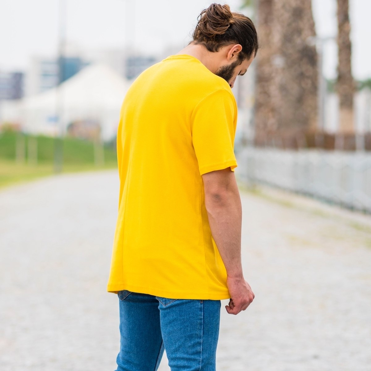 Herren Oversized T-Shirt mit Punkt Struktur in gelb - 5