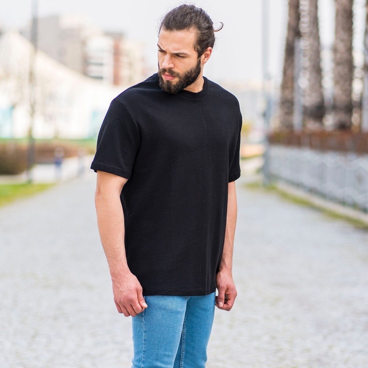 Herren Oversized T-Shirt mit Punkt Struktur in schwarz - 2