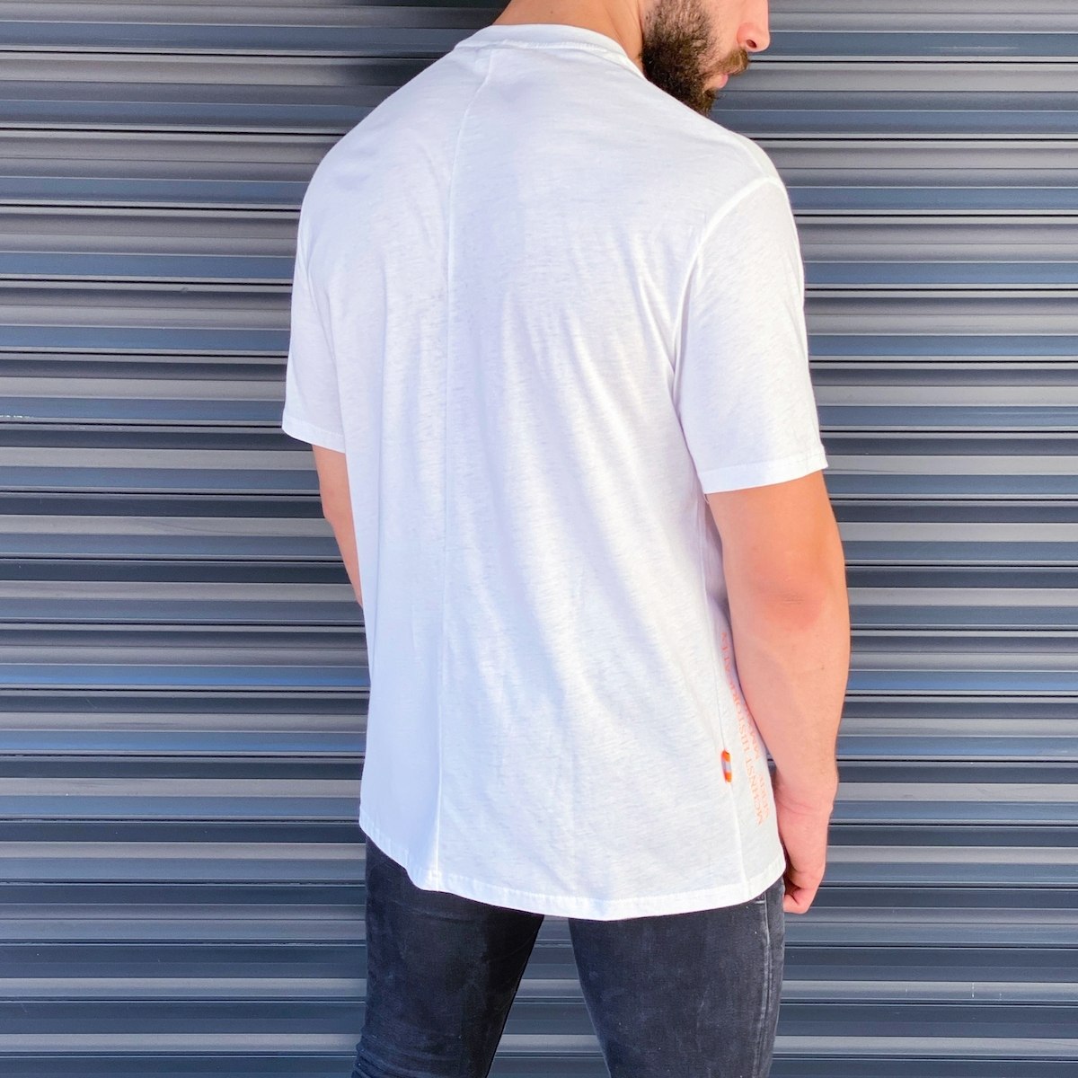 Herren Oversize T-Shirt mit Kunstwerk Print in weiß - 3