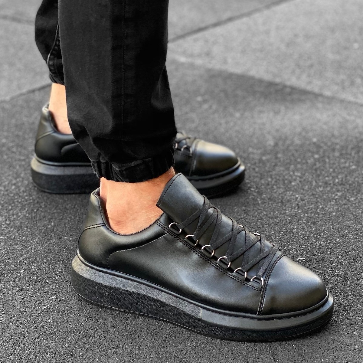 Herren hohe Low Top Sneakers Schuhe in schwarz - 1