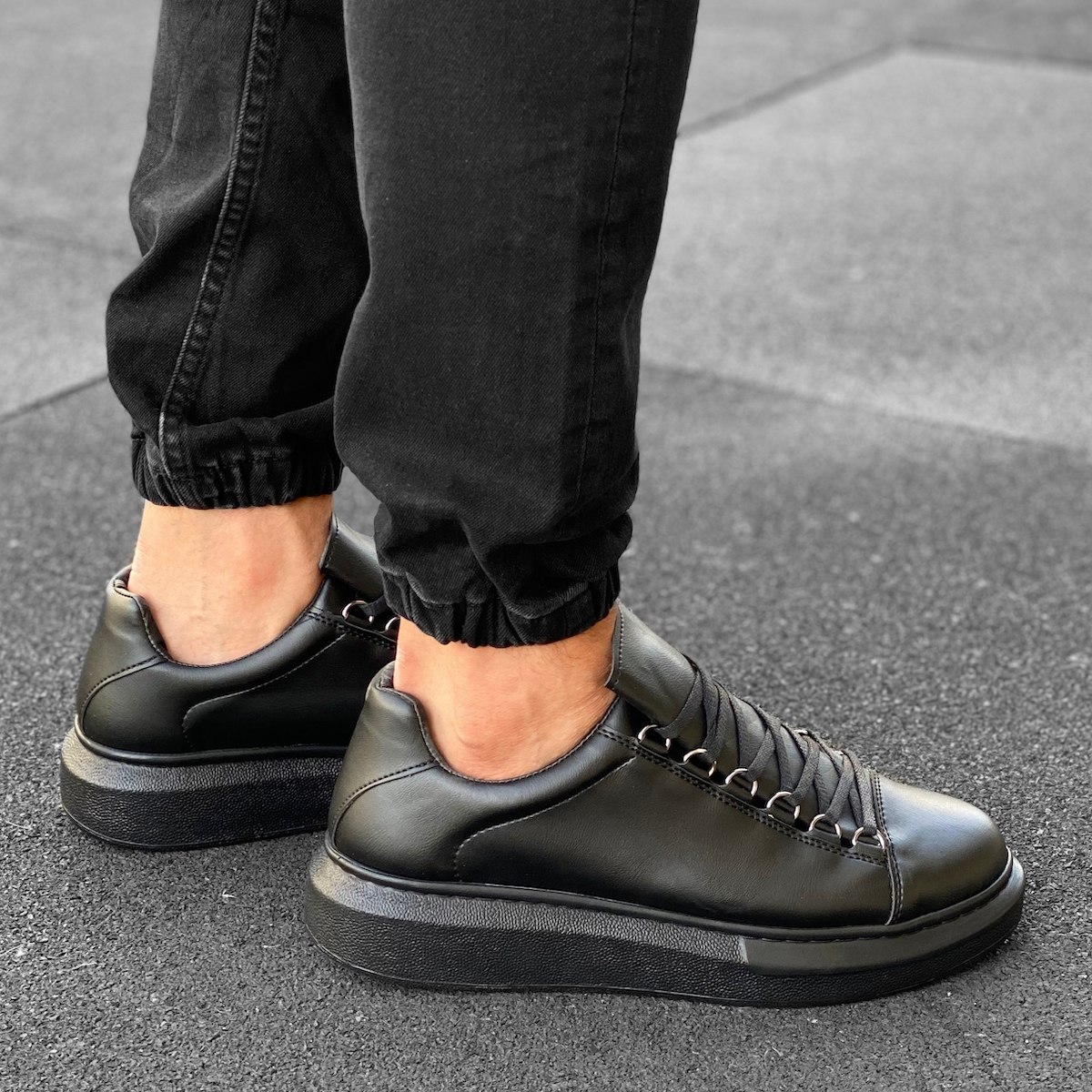Herren hohe Low Top Sneakers Schuhe in schwarz | Martin Valen