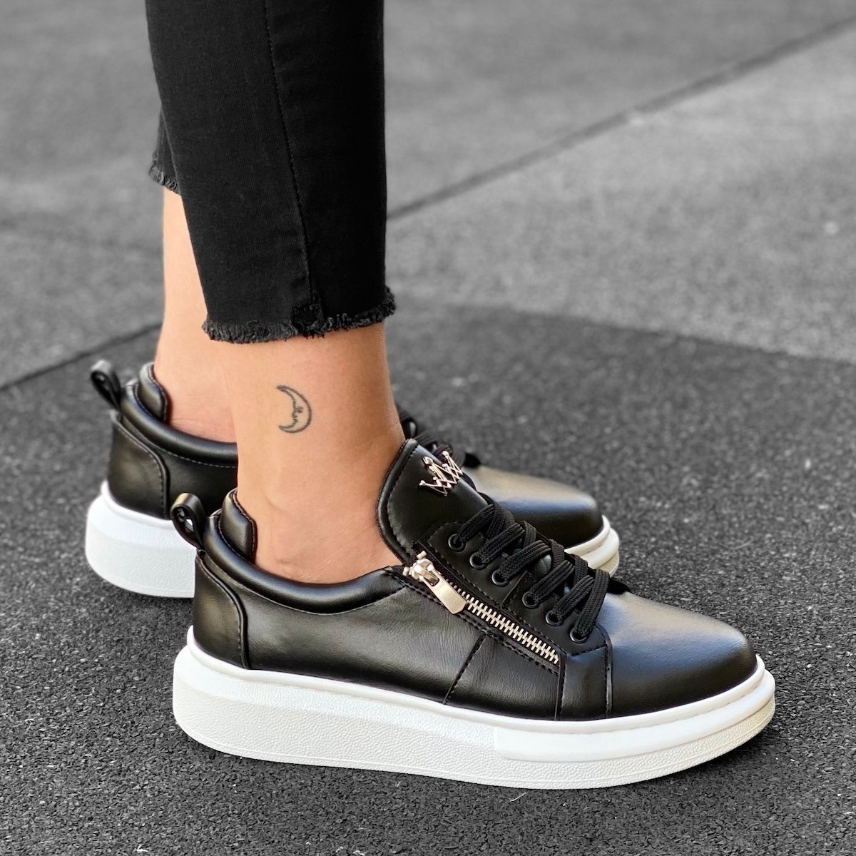 Damen Hohe Sohle Sneaker mit Reißverschlüssen in Schwarz und Weiß | Martin Valen