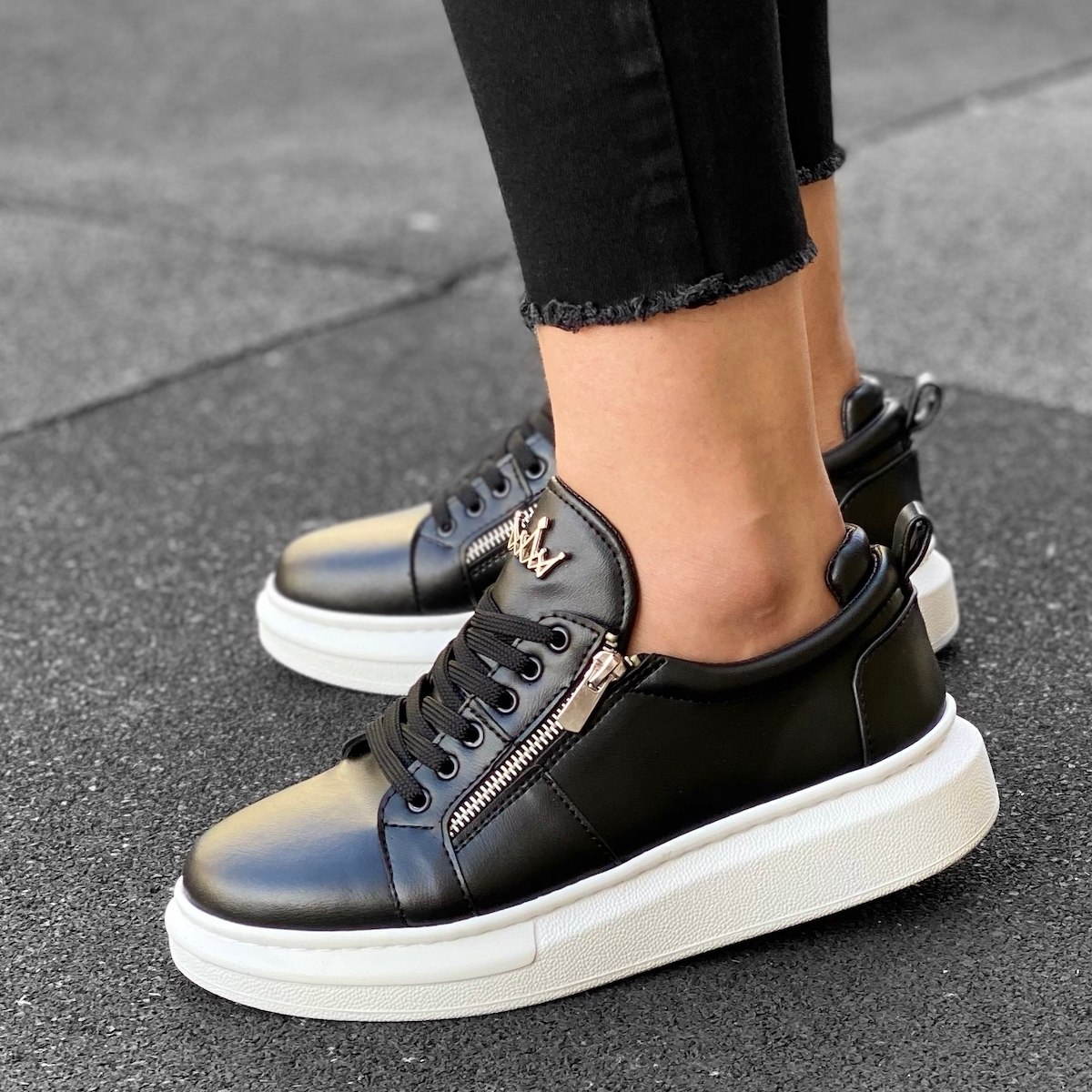 Damen Hohe Sohle Sneaker mit Reißverschlüssen in Schwarz und Weiß | Martin Valen