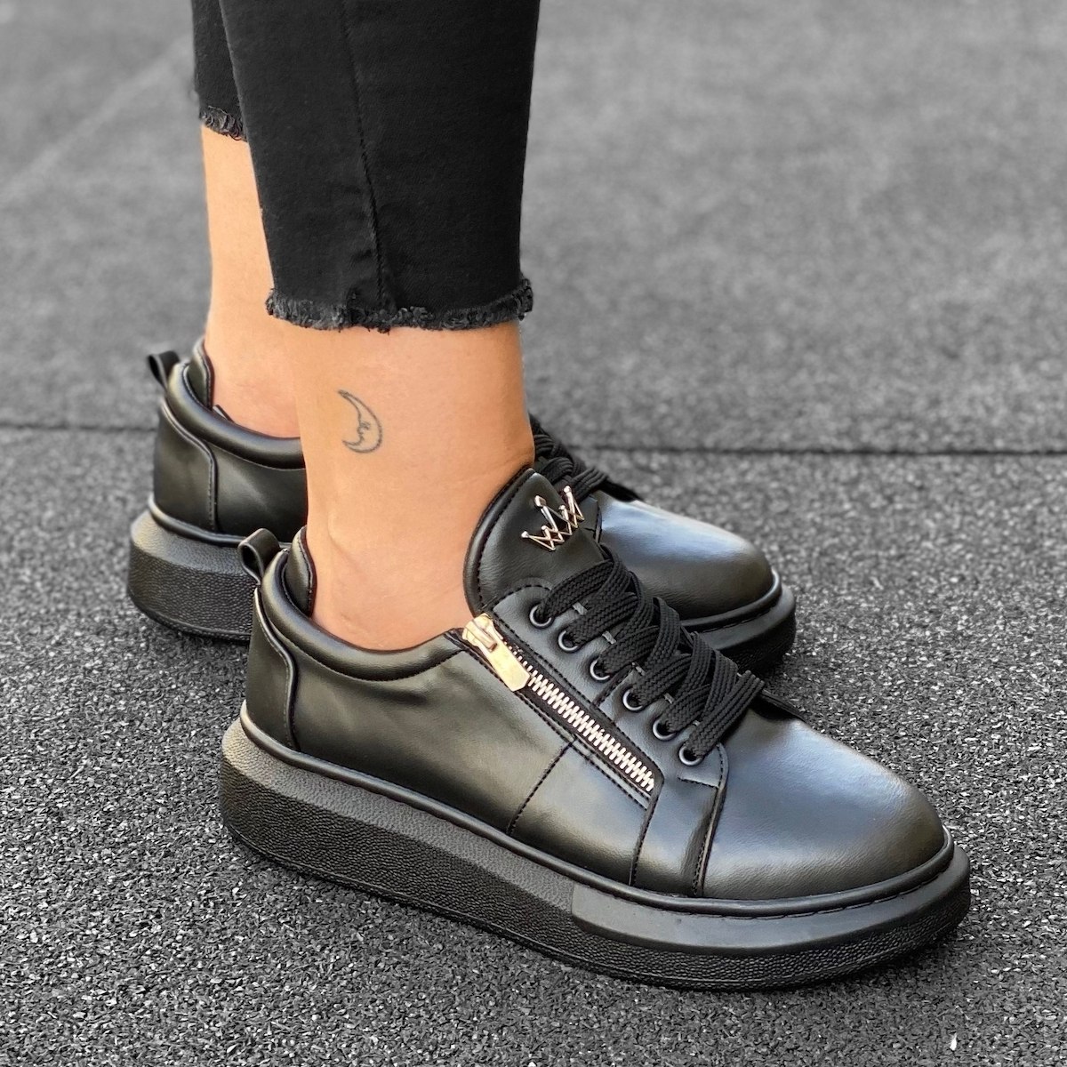 Woman Hype Sole Zipped Style Sneakers in Black