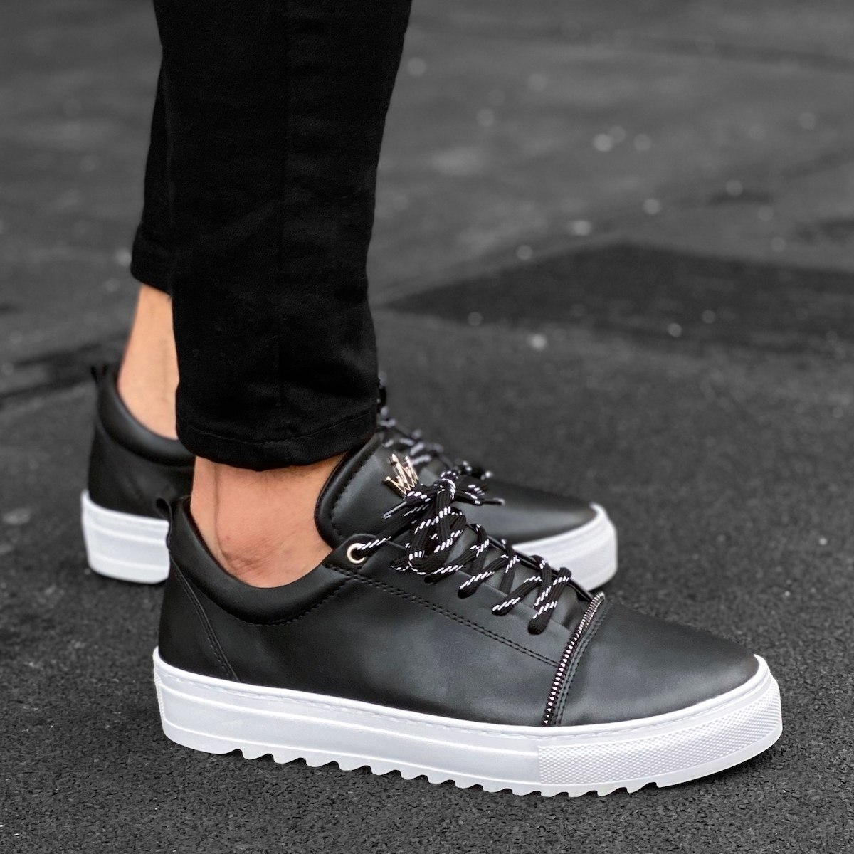 Men’s Low Top Designer Sneakers Shoes Black