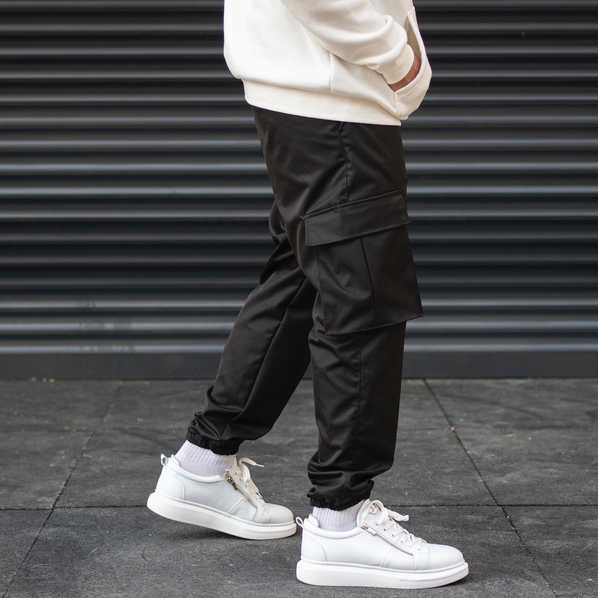 Men's Cargo Pocket Oversize Jogger Jeans With Text Detail And Elastic Hem In Black