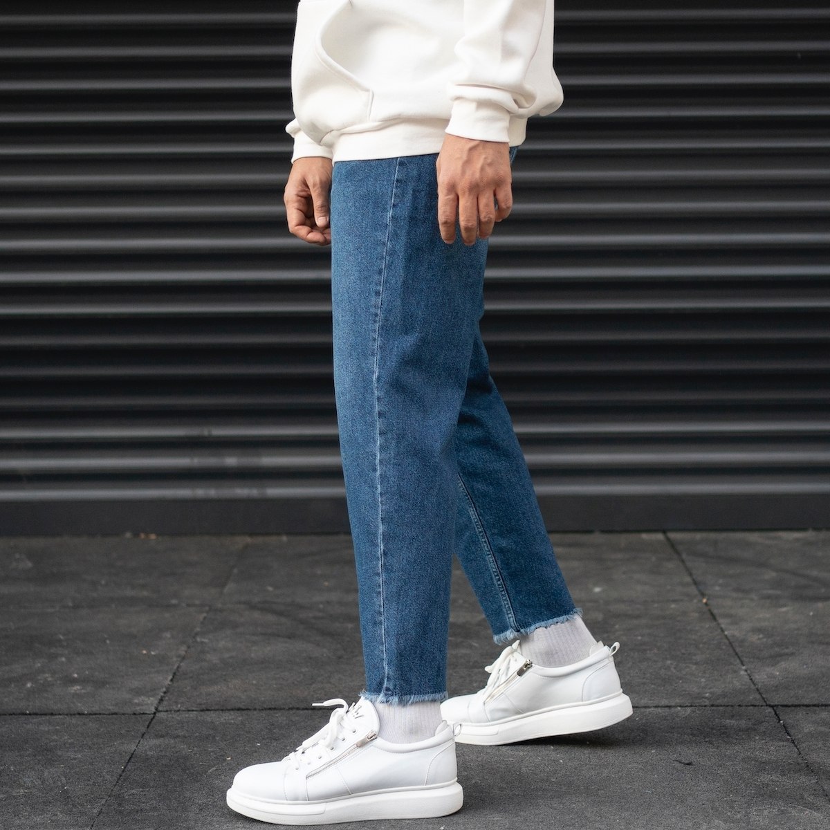 Herren Basic Jeans mit weitem Schnitt und ausgefransten Beinabschlüssen in blau | Martin Valen