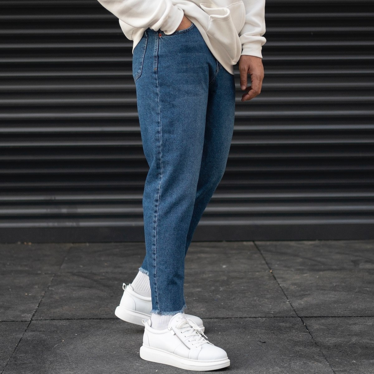 Herren Basic Jeans mit weitem Schnitt und ausgefransten Beinabschlüssen in blau | Martin Valen