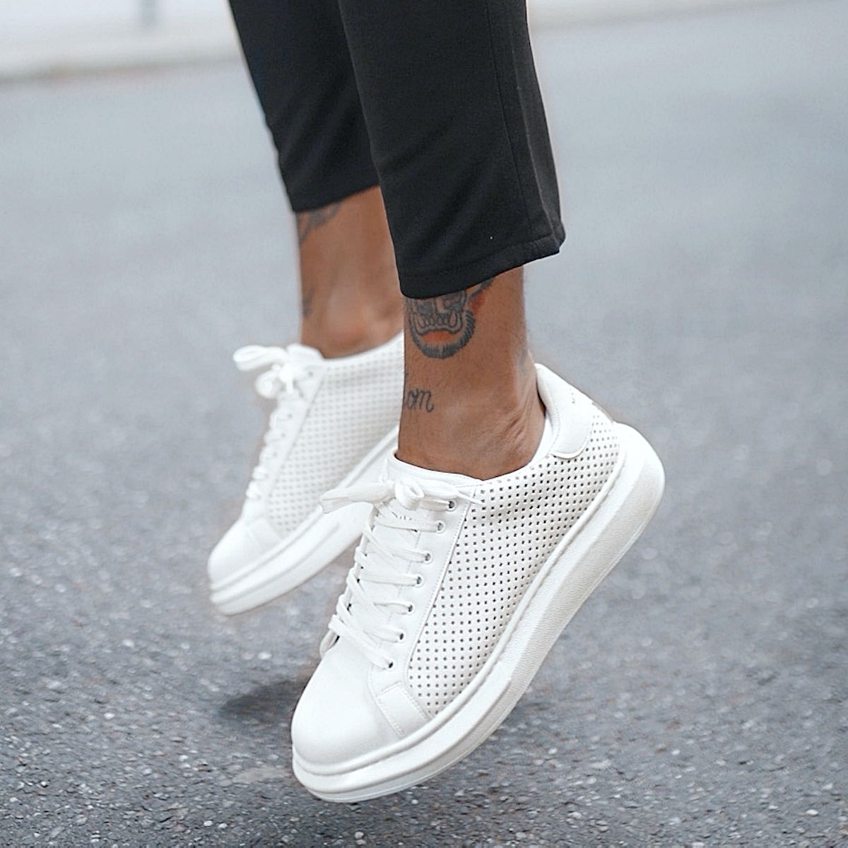 Street-Casual Sneakers with Mesh Design in White
