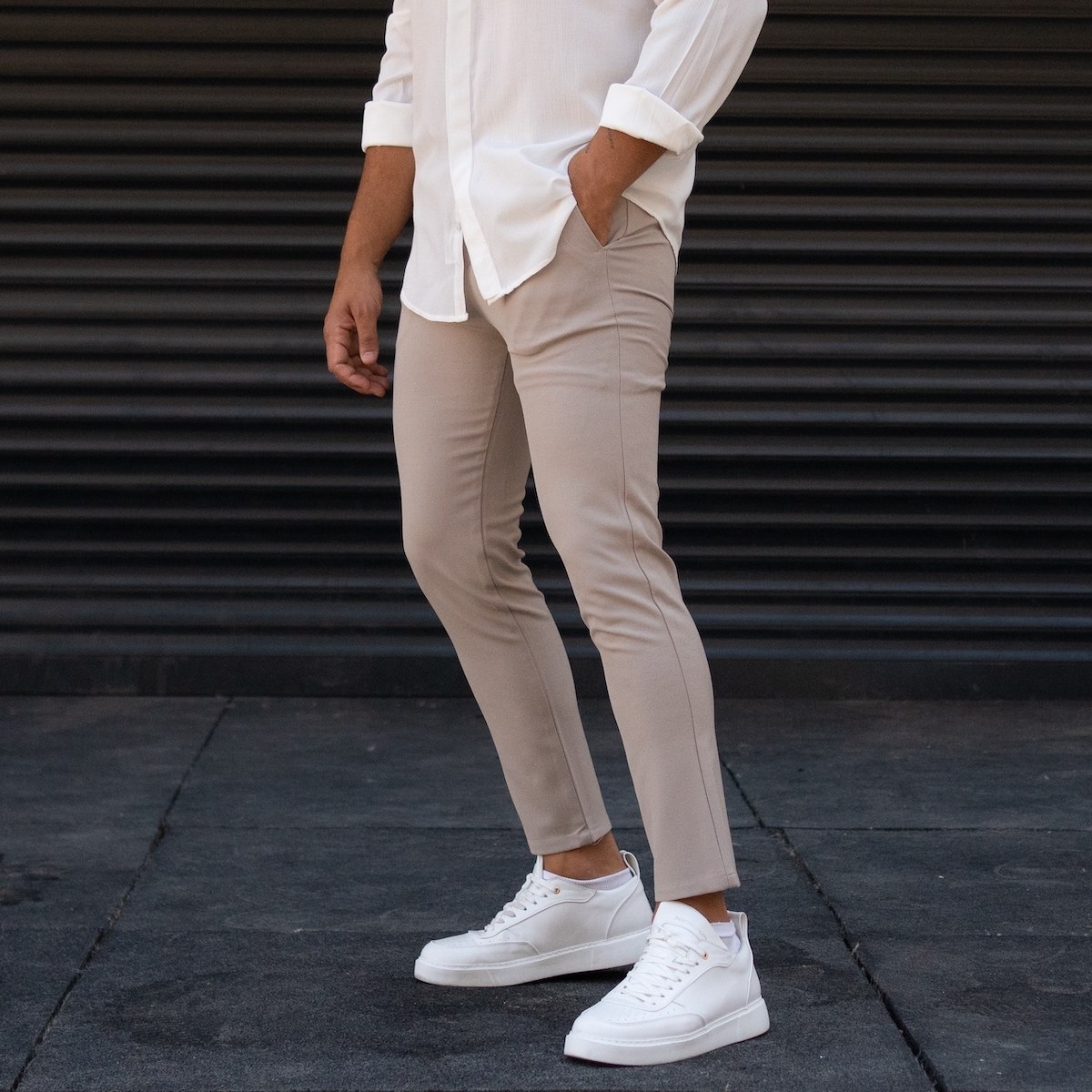 Who made Emma Weymouth's white shirt and beige pants? – OutfitID