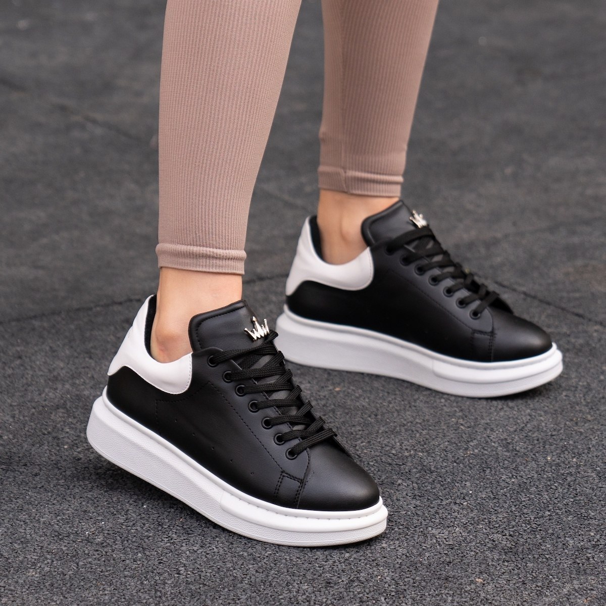 Zapatillas para Mujer de Suela Alta con Corona en Negro y Blanco | Martin Valen