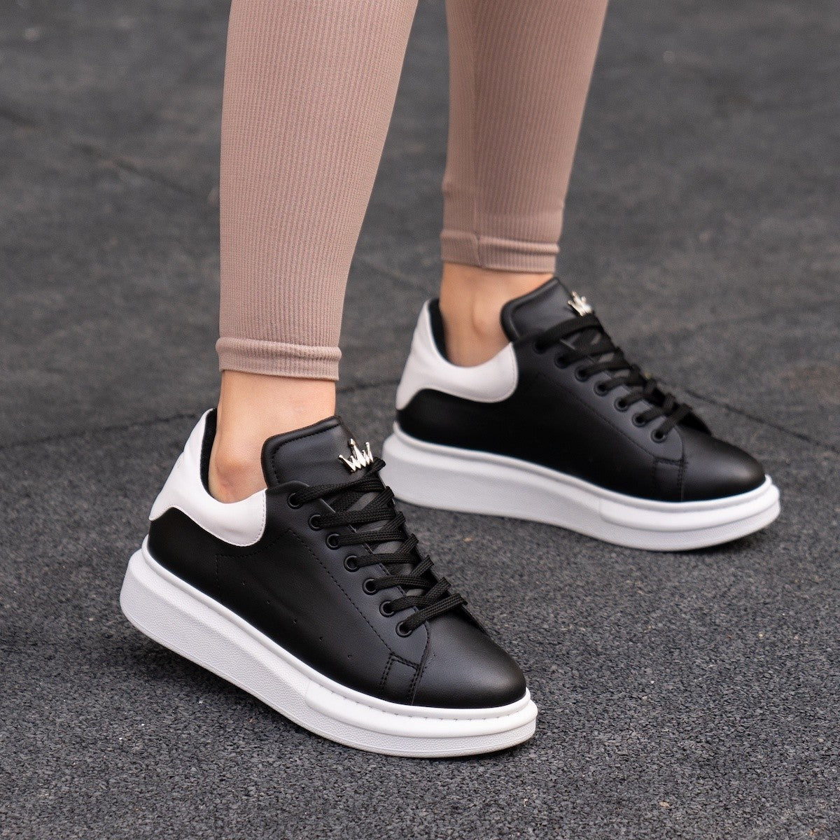 Tênis Chunky com Coroa em Preto e Branco para Mulheres