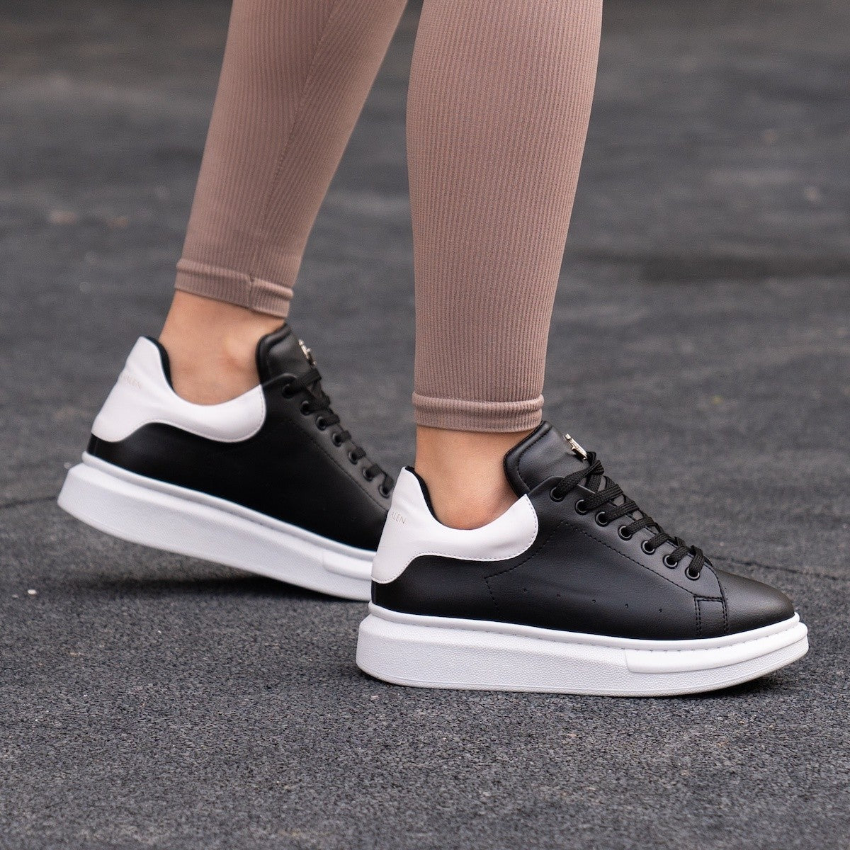 Sapatos Femininos de Sola Alta Preto e Branco