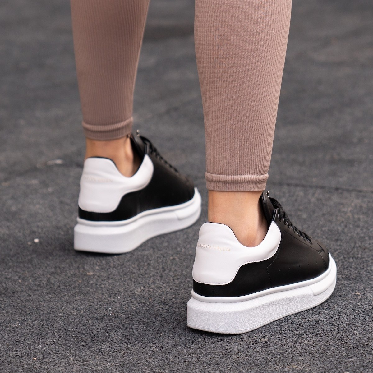 Zapatillas para Mujer de Suela Alta con Corona en Negro y Blanco | Martin Valen