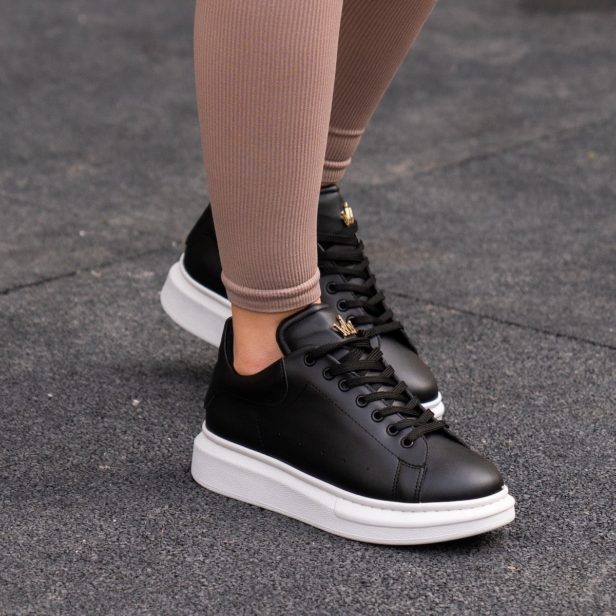Women's Hype Sole Gold Crowned Trainers In White & Black