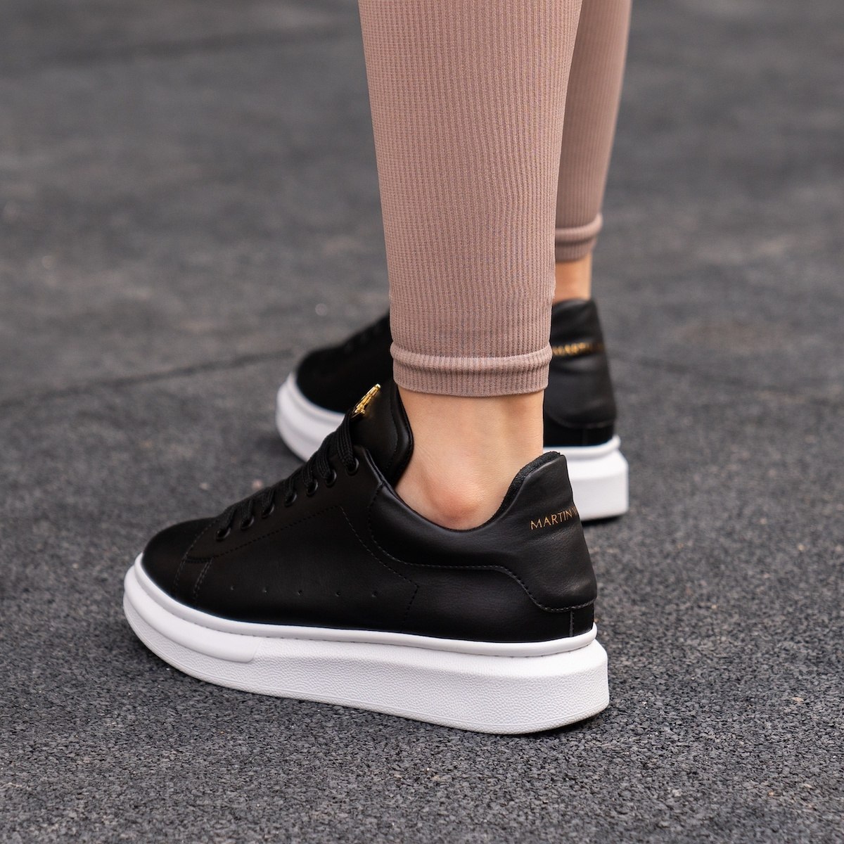 Zapatillas para Mujer de Suela Alta con Corona Dorada en Negro | Martin Valen