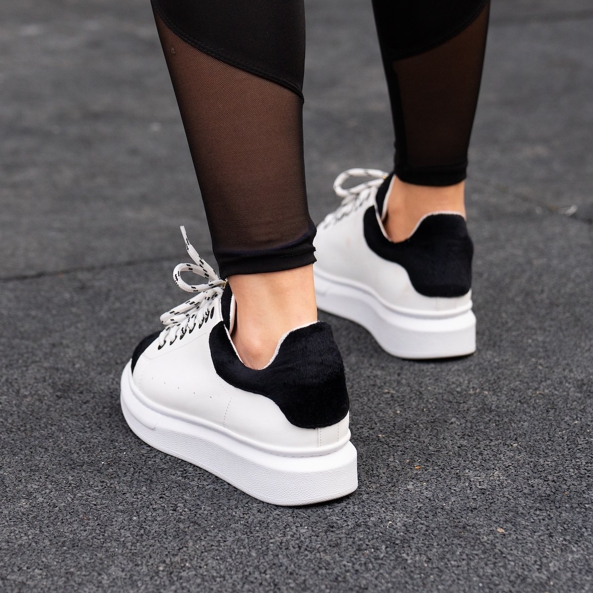 Vrouwelijke Hype Sole Sneakers in Wit - Gedeeltelijke Korte Zwarte Vacht | Martin Valen
