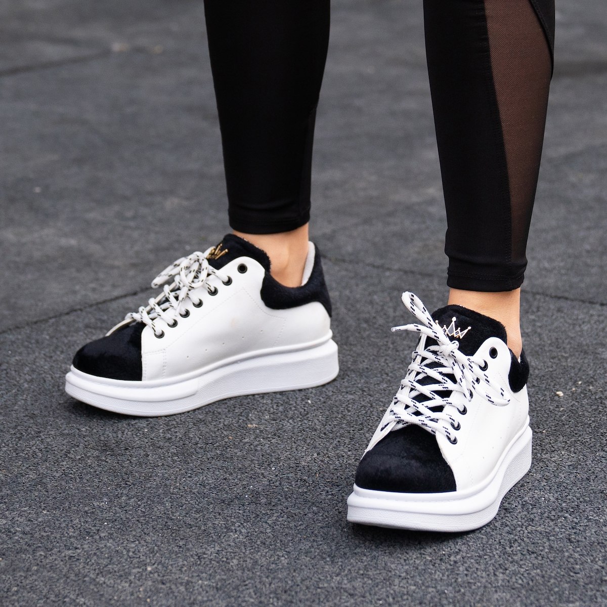 Vrouwelijke Hype Sole Sneakers in Wit - Gedeeltelijke Korte Zwarte Vacht | Martin Valen