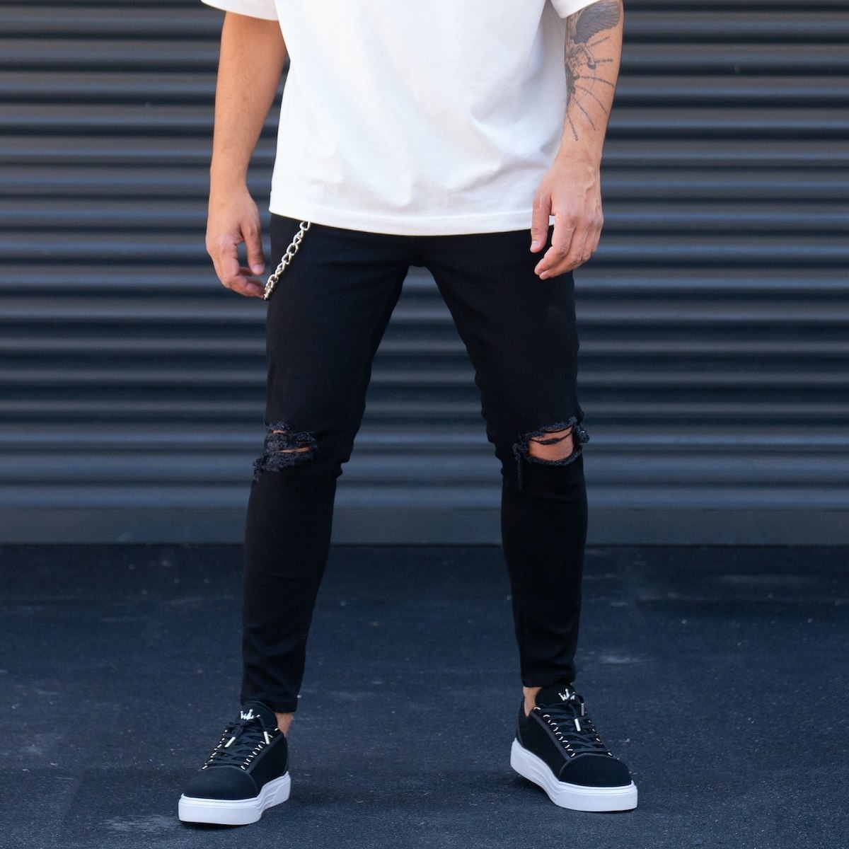 Calça jeans masculina skinny rasgada com joelhos pretos