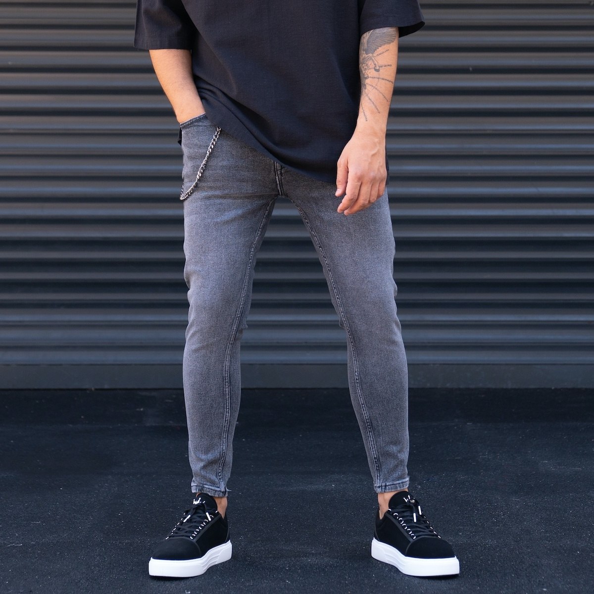 Мужские узкие джинсы антрацитового цвета с цепочкой