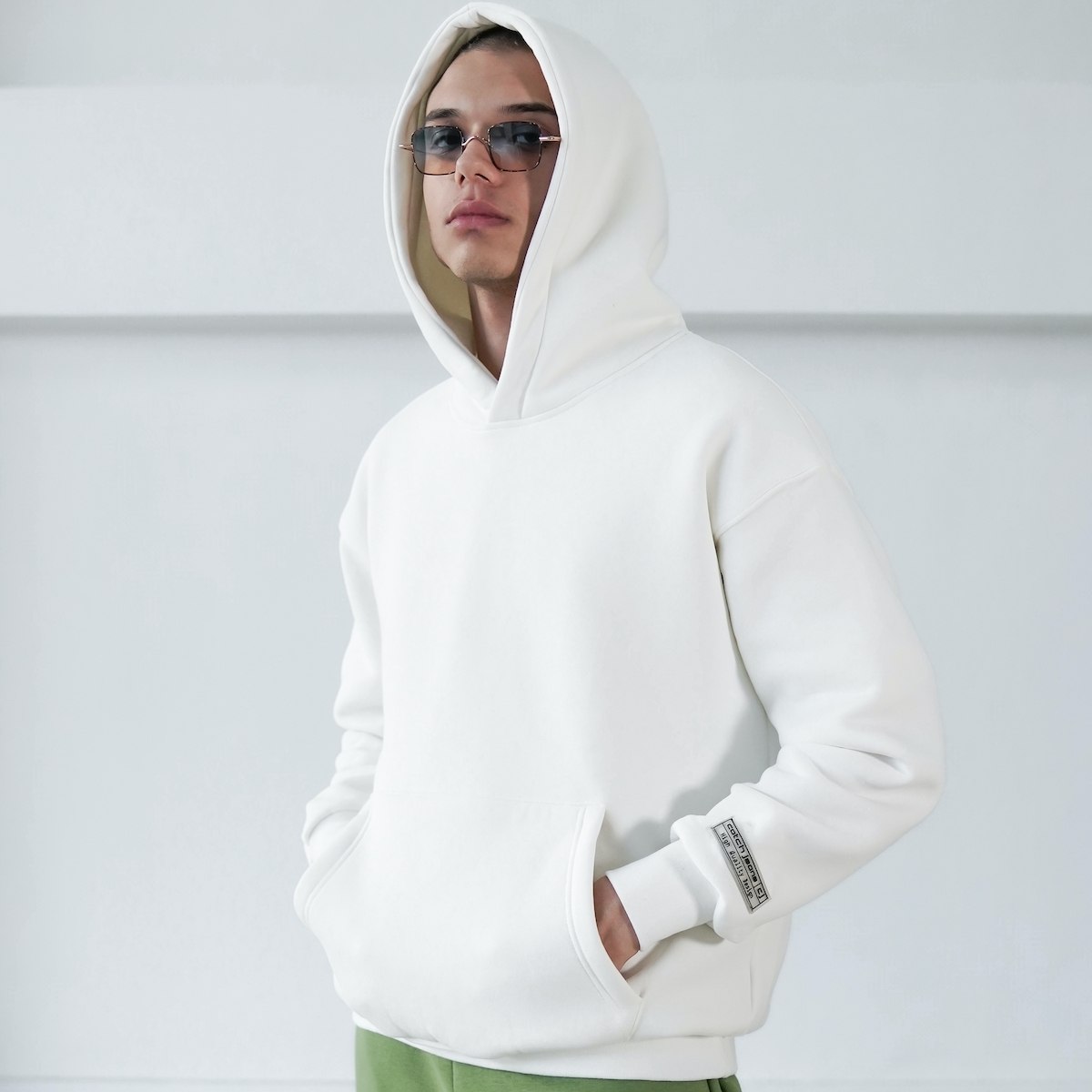 Hoodie Oversized Branco para Homens com Detalhe em Relevo 3D | Martin Valen