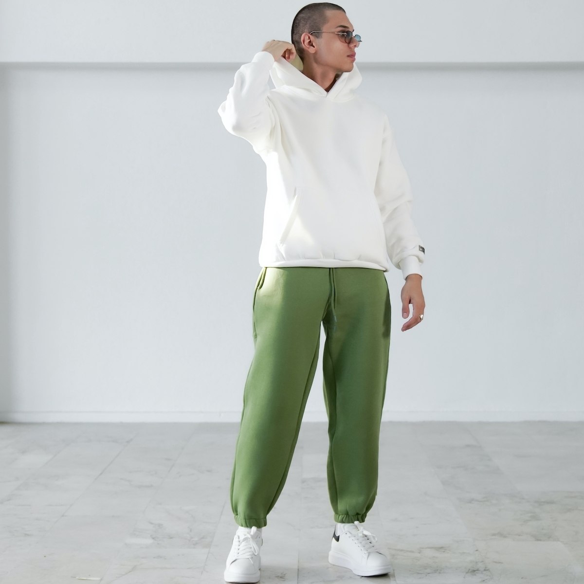 Look de moda: Sudadera con capucha gris, Camiseta con cuello circular  blanca, Pantalón de chándal verde oliva, Deportivas blancas