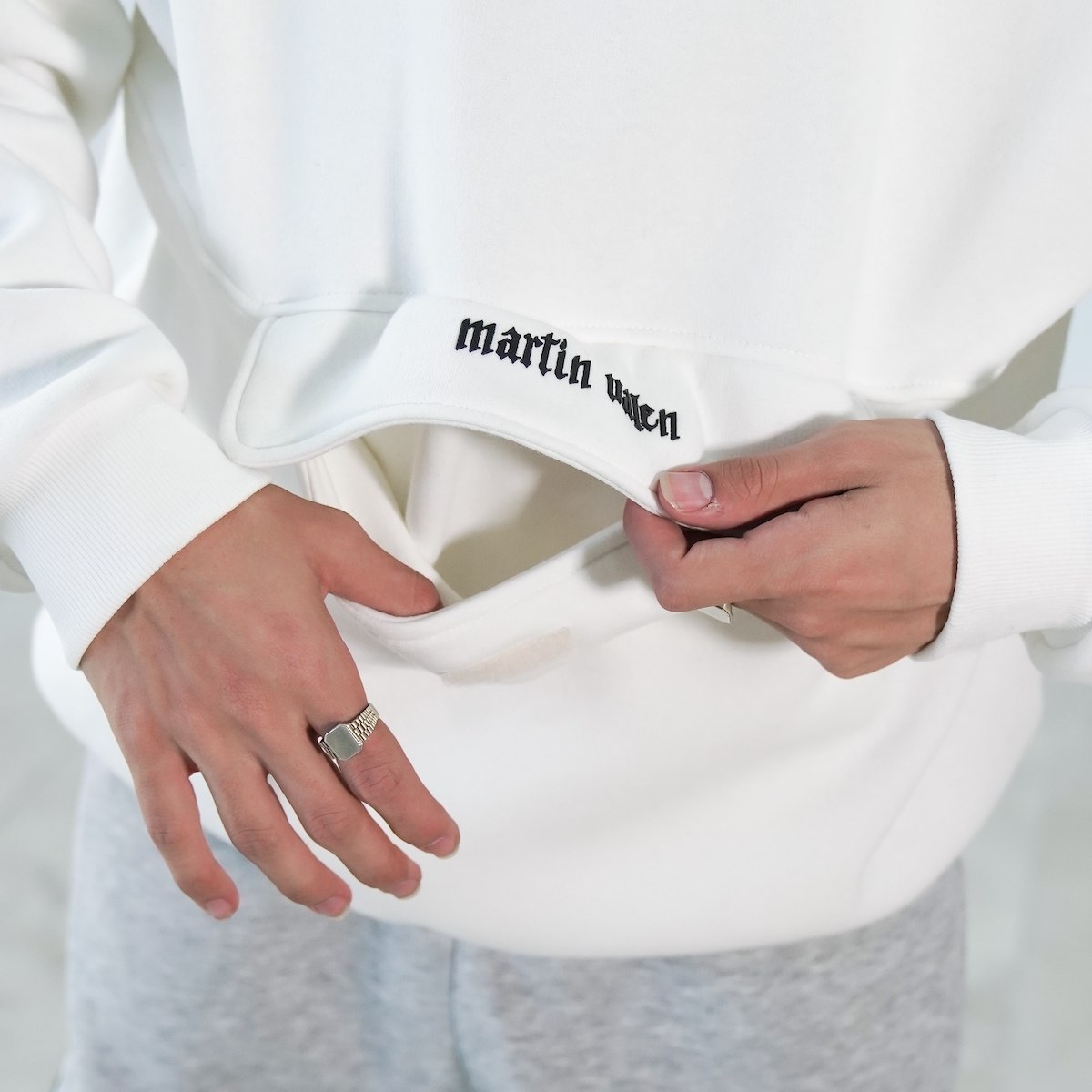 Sweatshirt Branco Oversized para Homens com Bolso Canguru e Capuz | Martin Valen