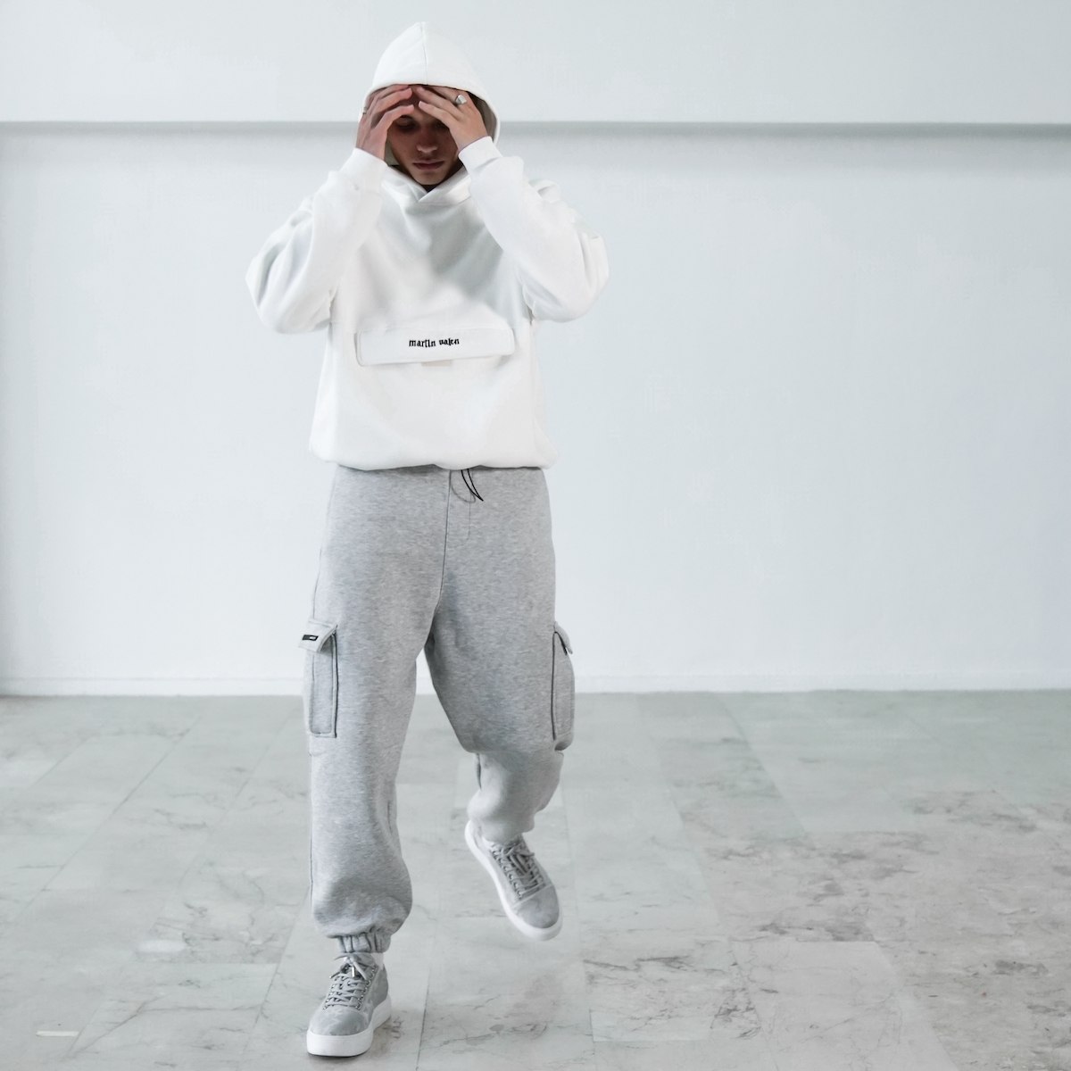Herren Oversize Weißes Sweatshirt mit Kängurutasche und Kapuze | Martin Valen