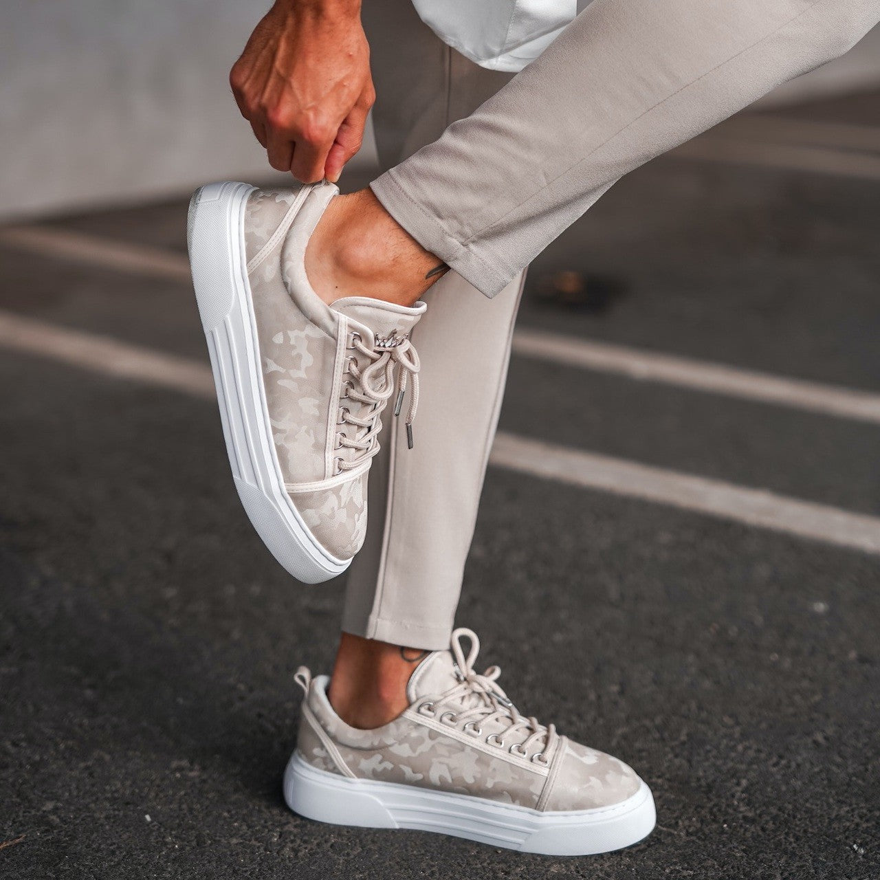Herren Low Top Sneakers Schuhe mit Krone in Camouflage Creme | Martin Valen