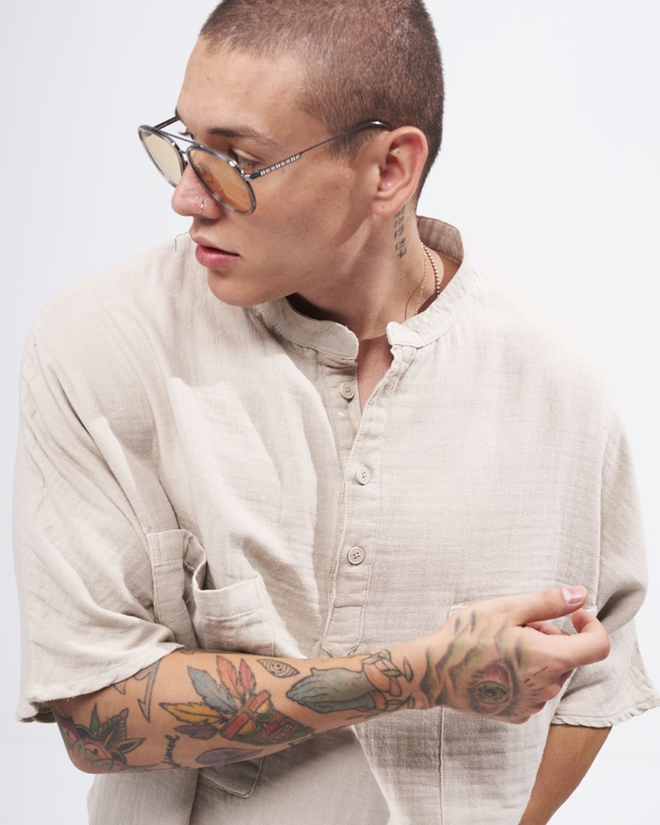 Camisa Oversize de Lino con Cuello Mandarin y Medio Botón para Hombres en Beige | Martin Valen