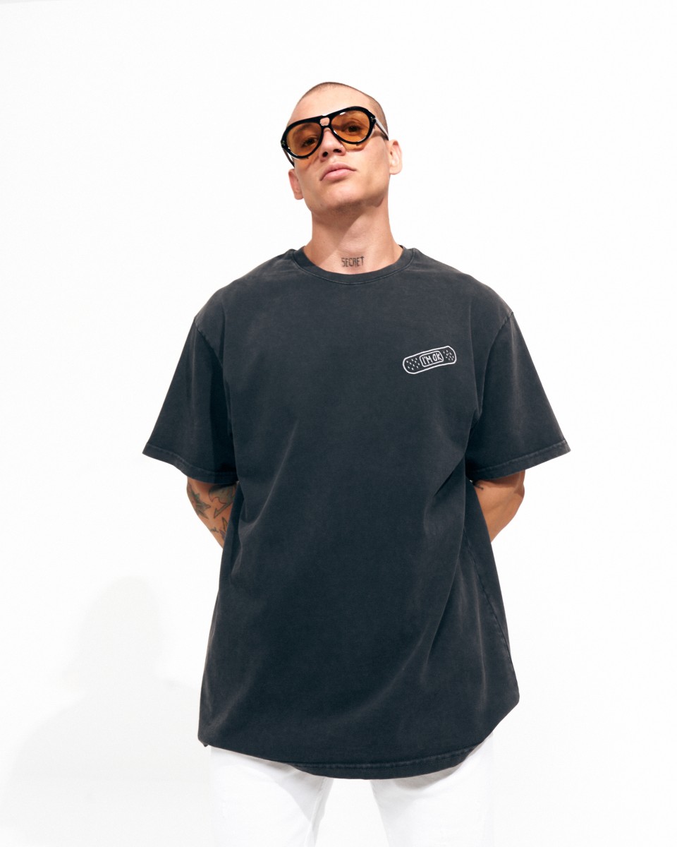 ‘’OK’’ T-shirt Vintage Ricamata Oversize da Uomo in Nero - Nero