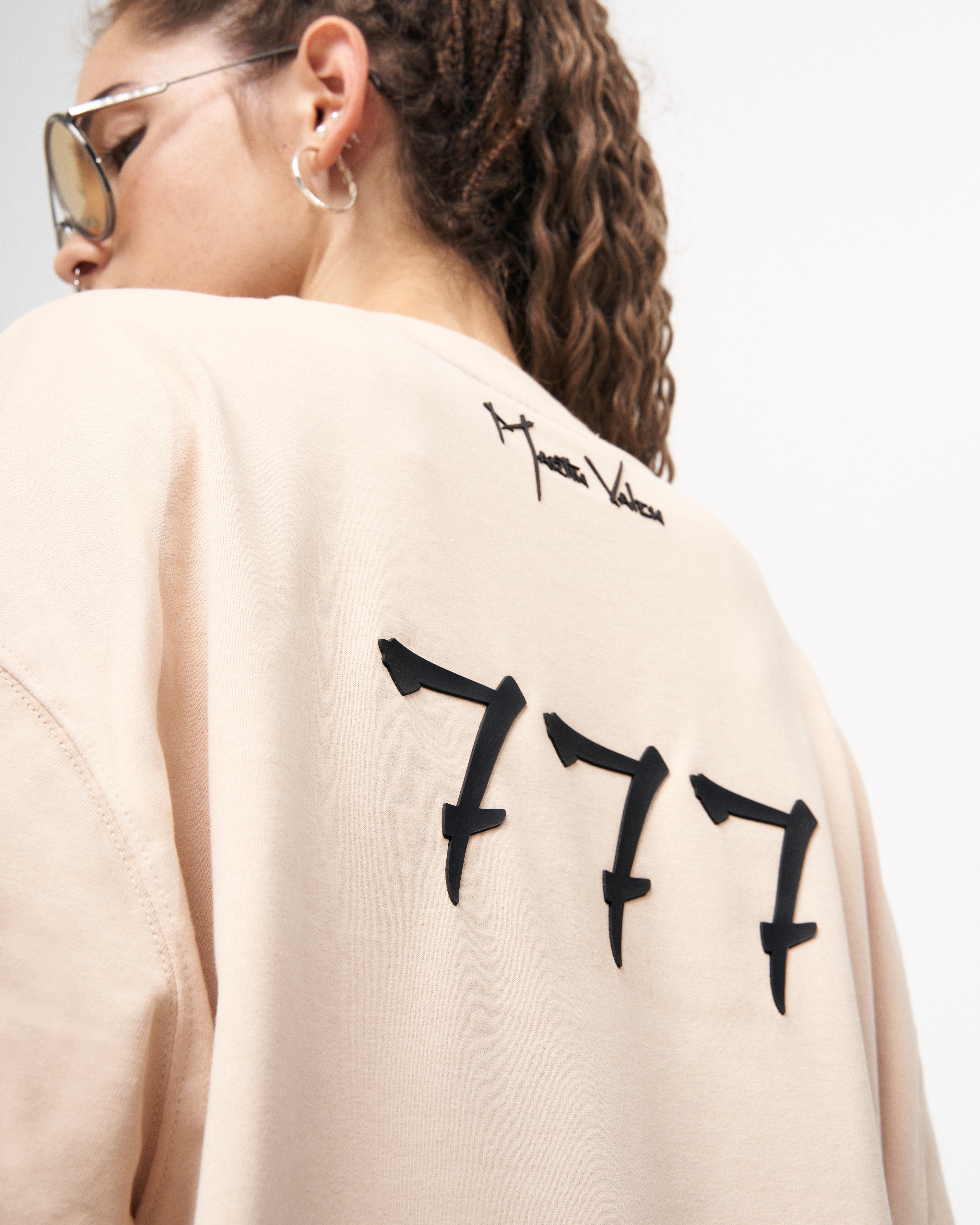 ‘777’ 3D Baskılı Kadın Bej Basic Oversized Tişört