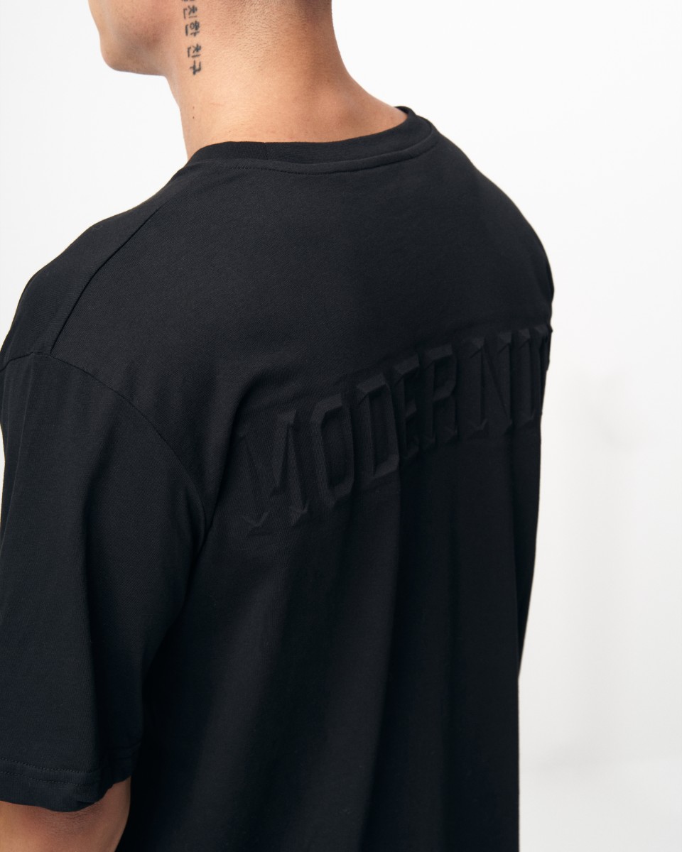 'Modernity' Черная мужская футболка с тиснением в оверсайзе - Чёрный