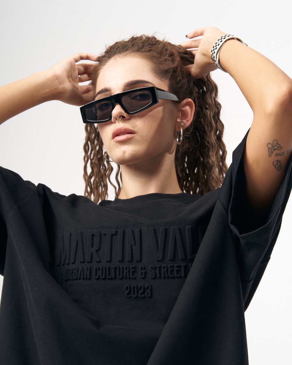 MV Camiseta Negra Oversize para Mujeres con Detalle de Impresión en Relieve | Martin Valen