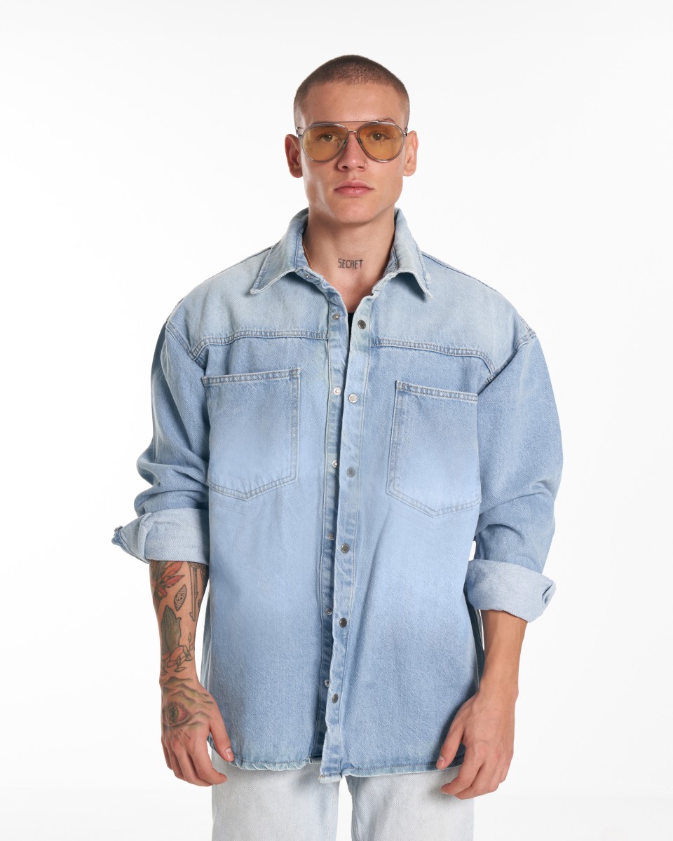 Camisa Vaquera Azul Hielo con Detalle de Bolsillo Oversized para Hombre | Martin Valen