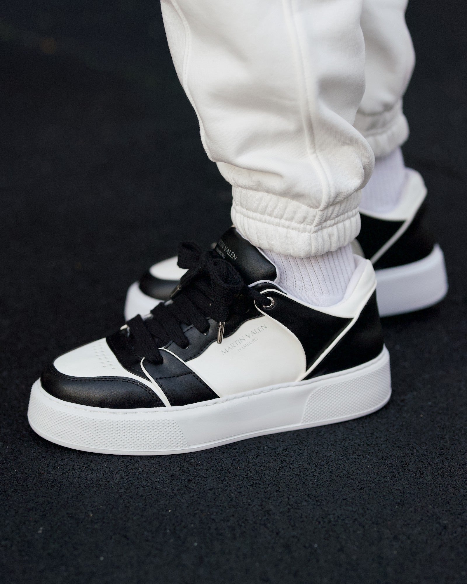 Bicolor Black and White Trainers for Joggers
