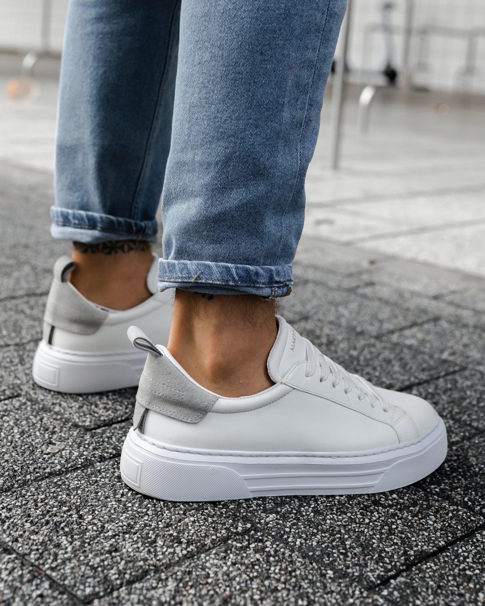 Weiße Streetwear-Sneaker mit grauem Gürtel als Accessoire