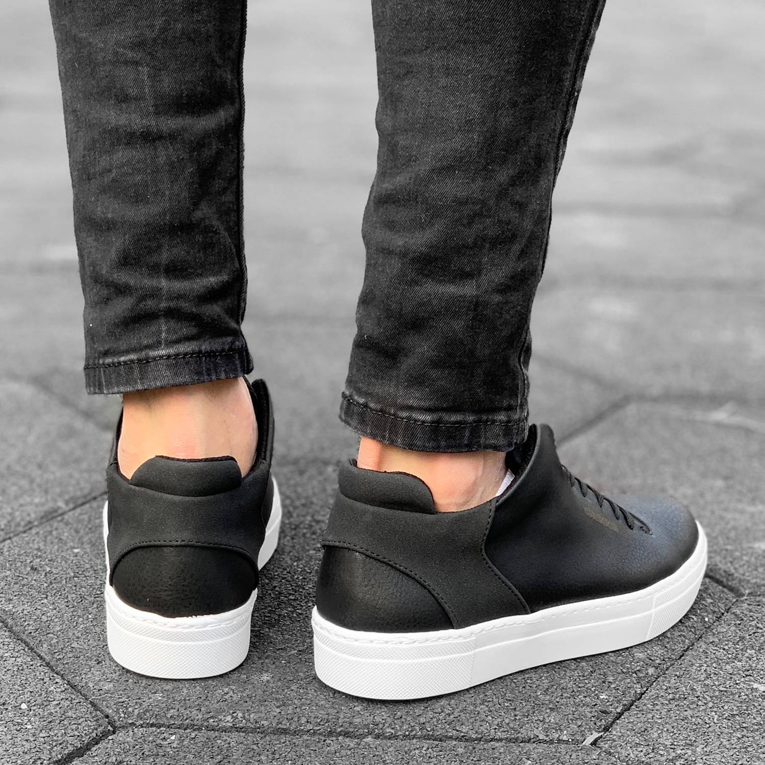 Street-Style Sneakers in Black&White