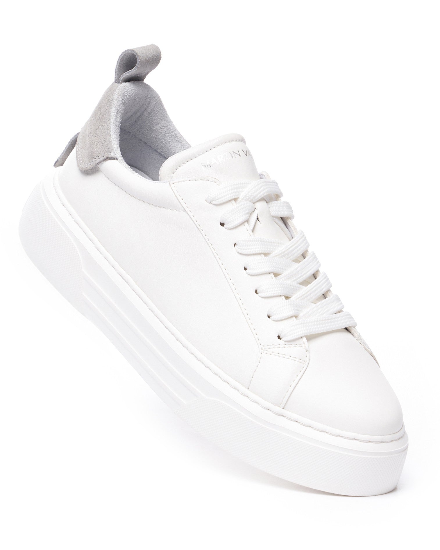 Baskets grises et blanches