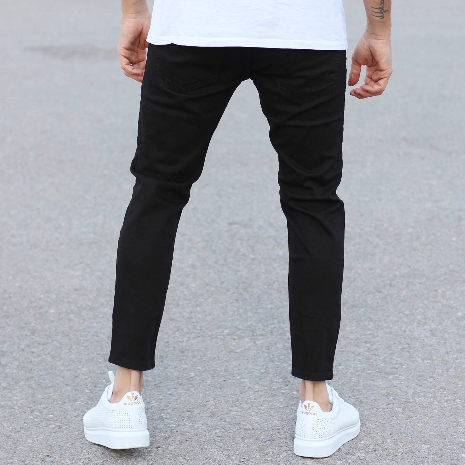 Black Loose-Fit Jeans With Knee-Holes
