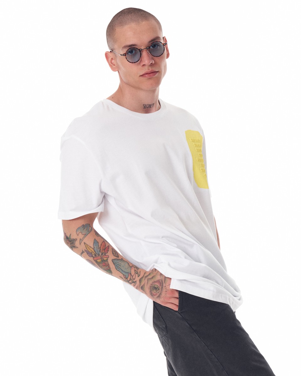 Camiseta blanca extragrande con texto estampado en amarillo para hombre | Martin Valen