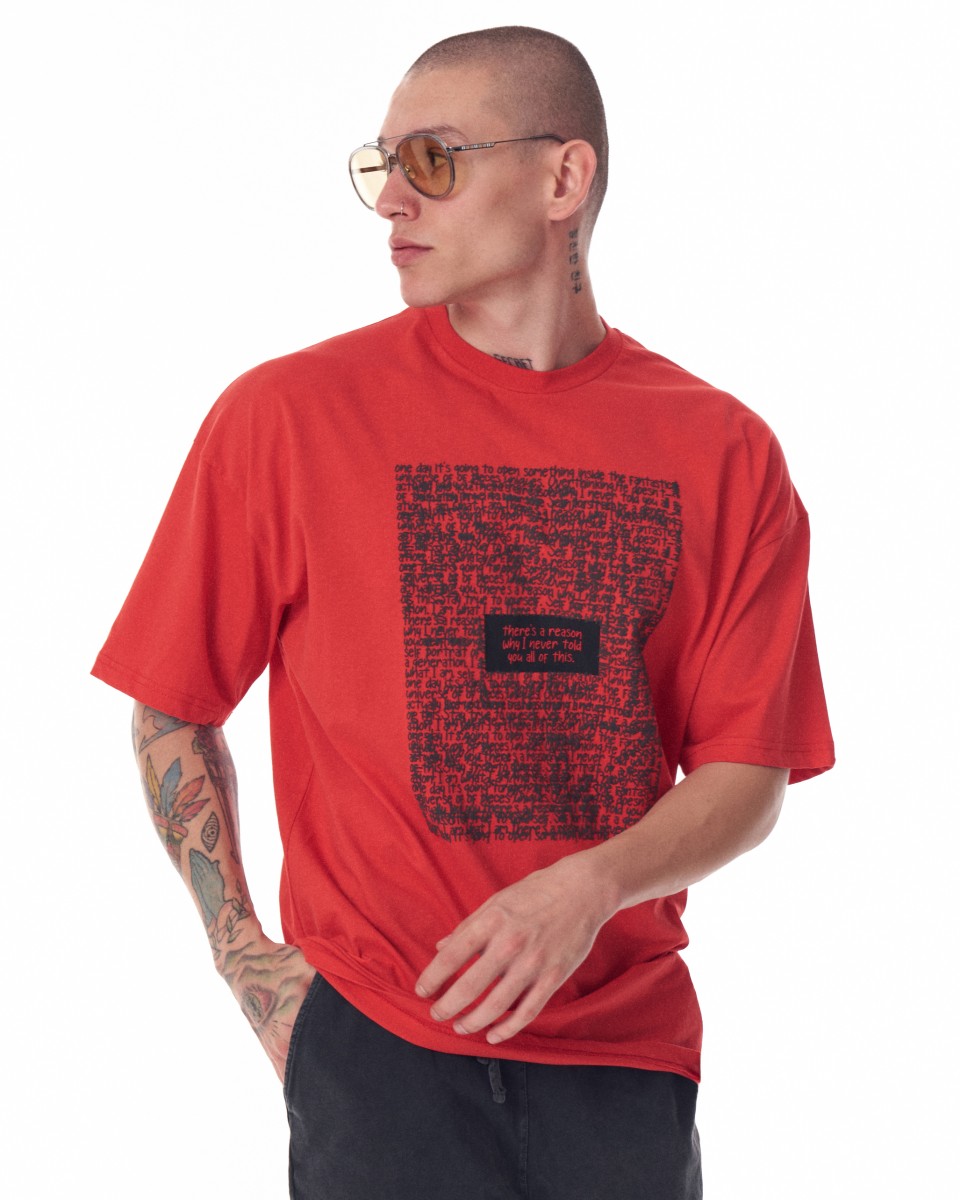 Camiseta masculina vermelha grande com estampa de texto frontal | Martin Valen