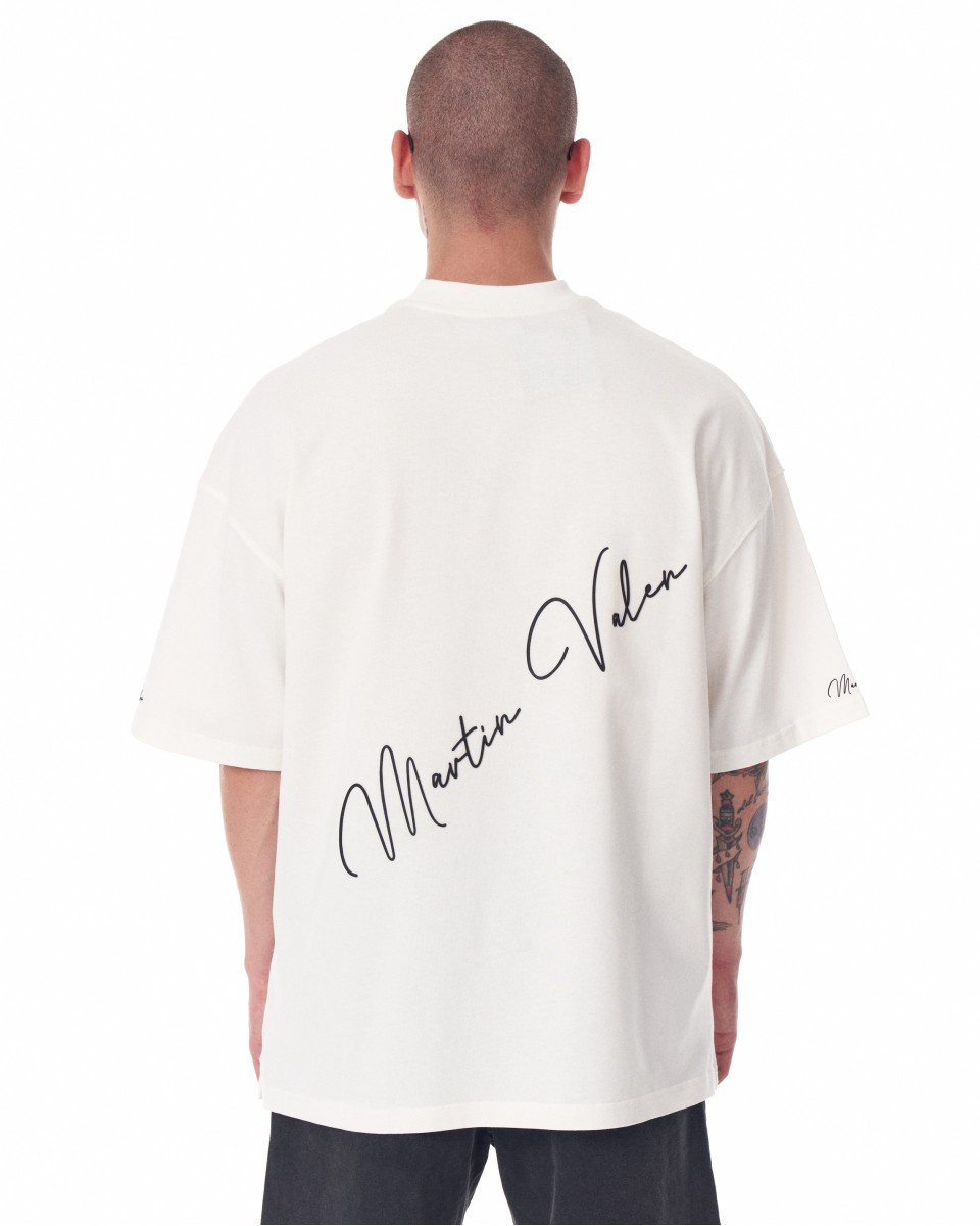 Weißes T-Shirt in Übergröße Martin Valen Unterschrift auf dem Rücken