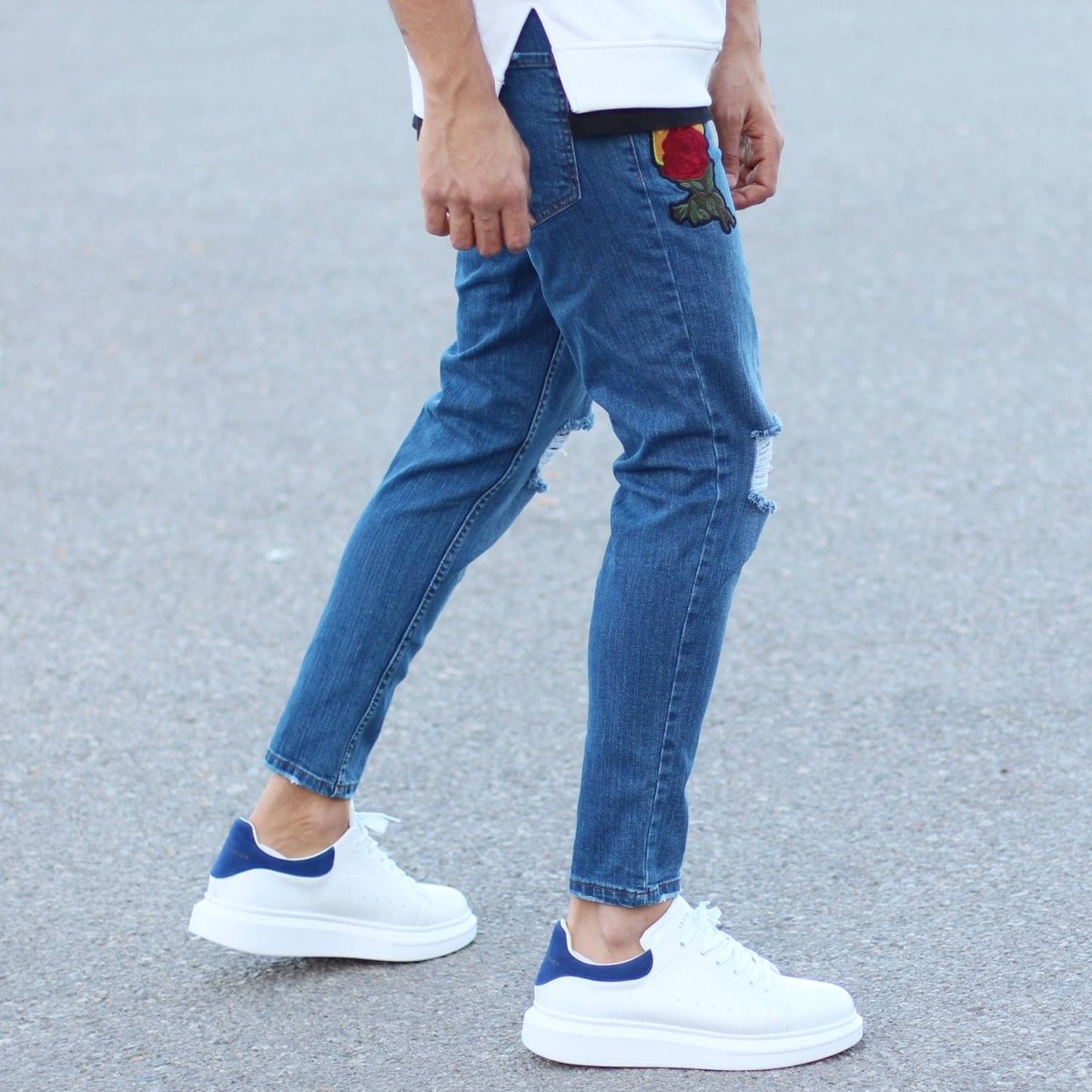 Men's Rose Embroidery Ripped Knee Jeans In Blue