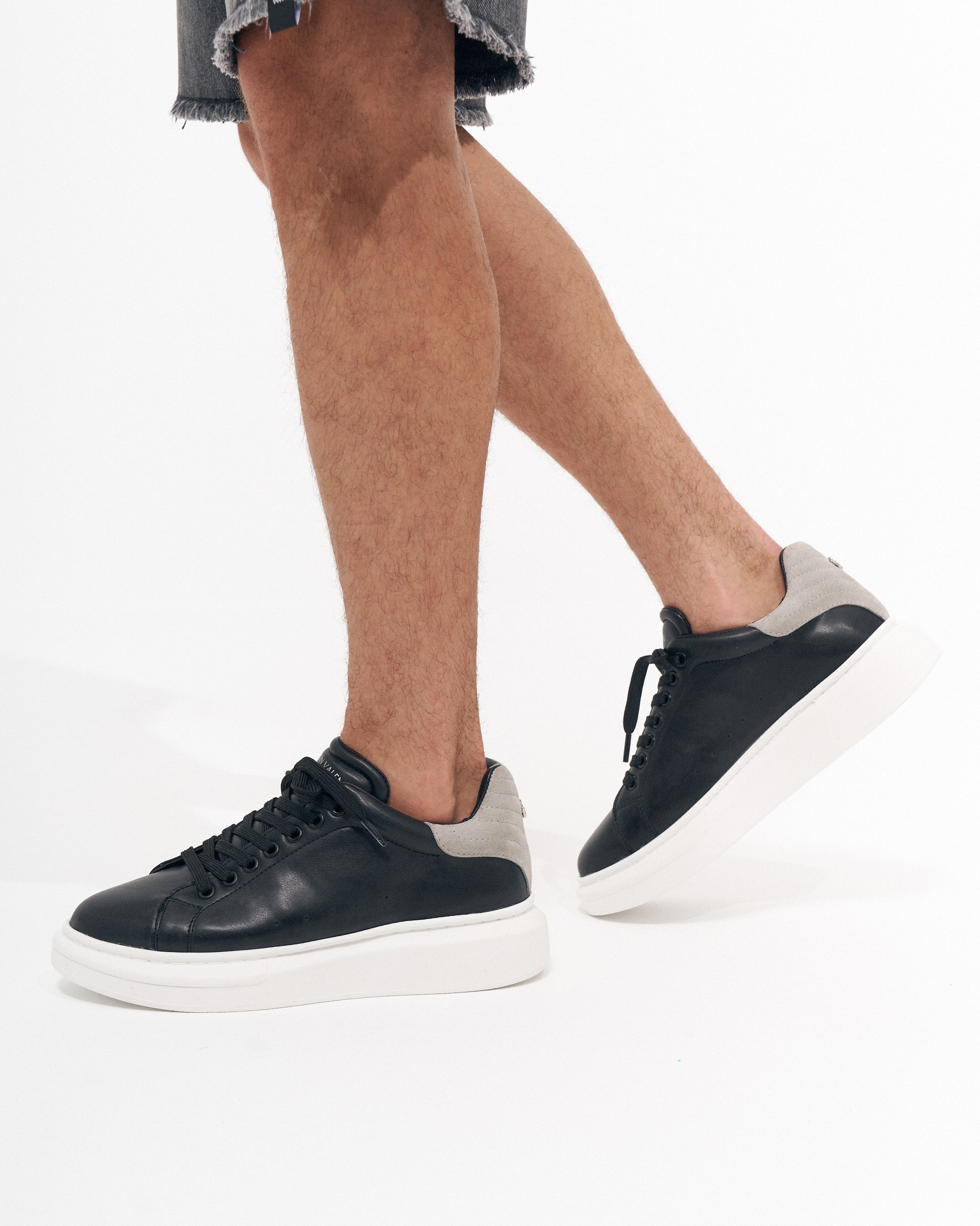 Sapatos Masculinos V-Harmony Pretos com Aba de Camurça Cinza no Calcanhar